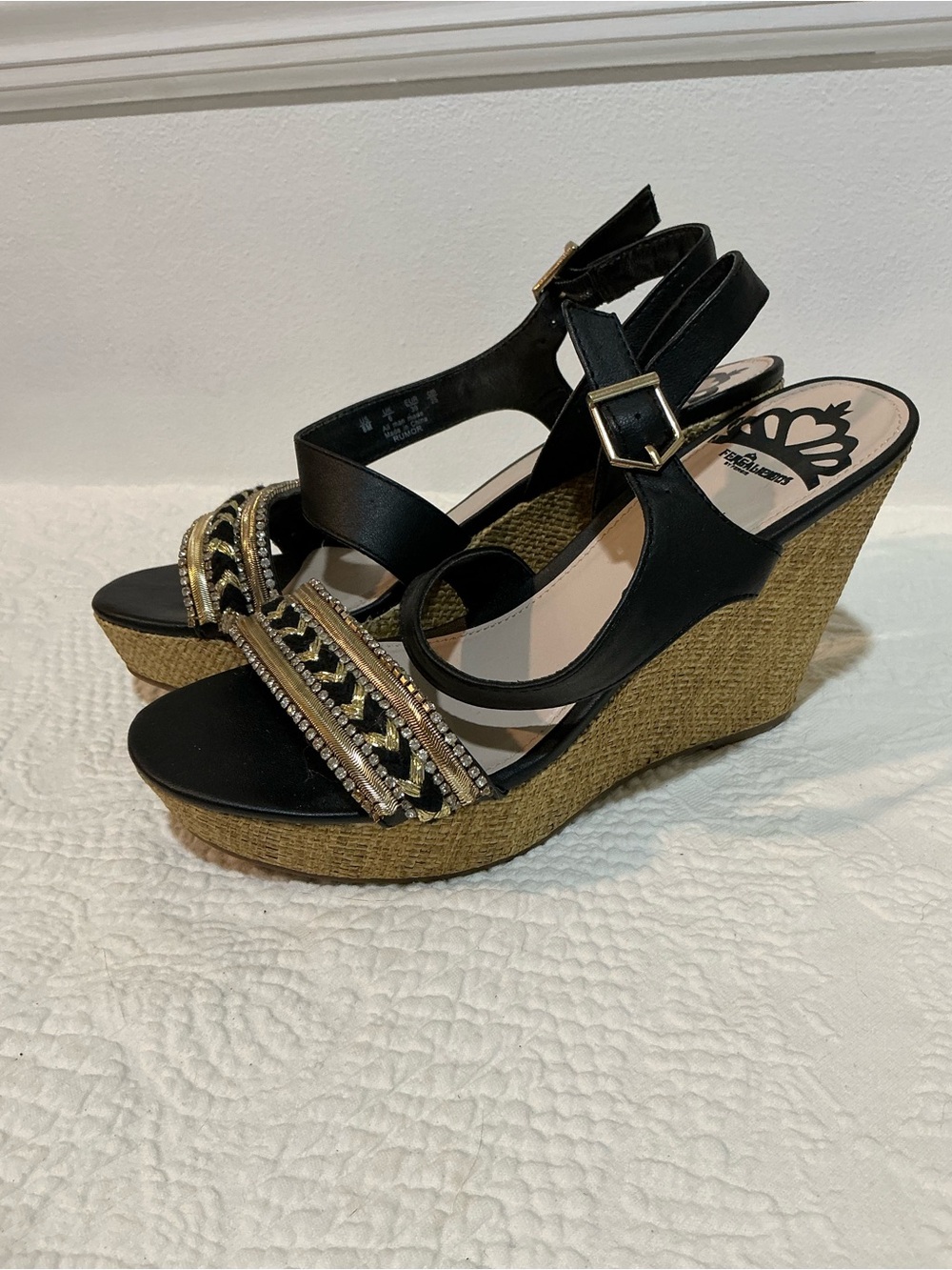 💙 Fergalicious Rumor Black and Gold Platform Wedge Sandals - Size 8